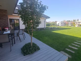 Jarná úprava záhrady a terasy pri rodinnom dome