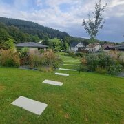 Kombinácia trvaliek, drevín a okrasných tráv v záhrade