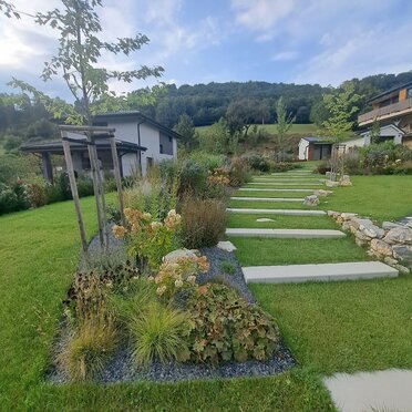 Kombinácia trvaliek, drevín a okrasných tráv v záhrade