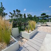 Luxusná strešná záhrada s výsadbou na mieru – Starostlivo vybrané rastliny, kvalitné materiály a moderný dizajn vytvárajú jedinečné miesto na oddych