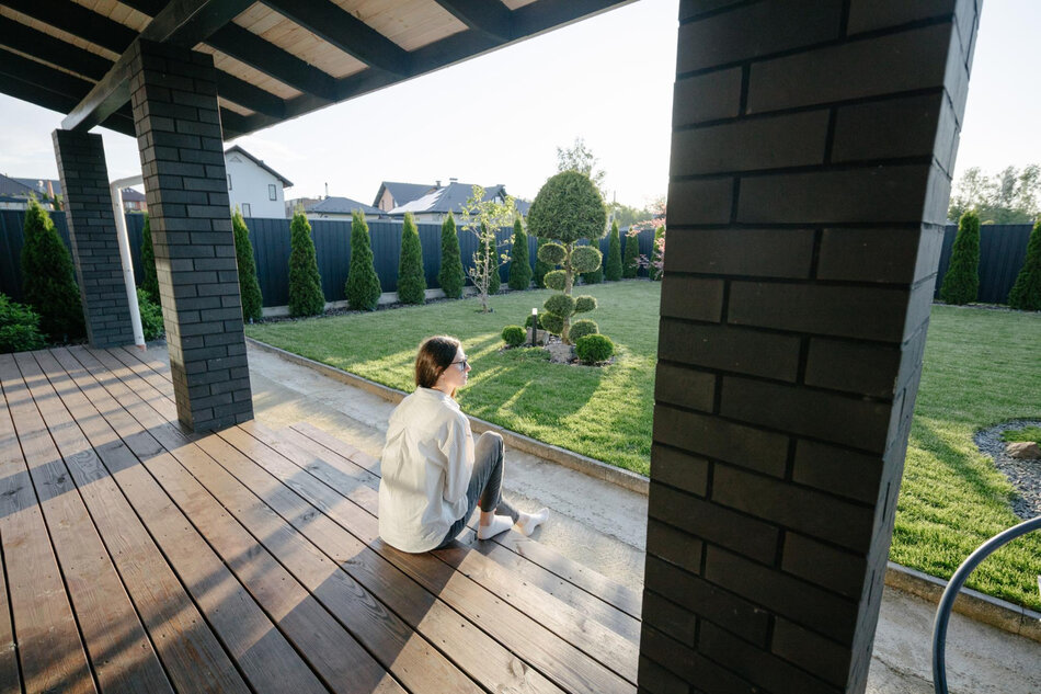 Realizácia drevenej terasy v súlade s exteriérom domu