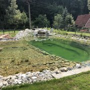 Realizácia jazierka pre súkromnú záhradu