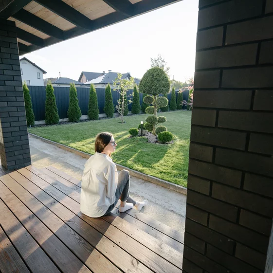 Realizácia záhrad s terasou: Ako vytvoriť moderný relaxačný priestor pri dome
