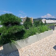 Štýlová strešná záhrada pre súkromný oddych – Moderný dizajn spája pohodlný exteriérový nábytok, zeleň v kvetináčoch a atmosférické osvetlenie pre dokonalý relax