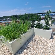 Štýlová strešná záhrada pre súkromný oddych – Moderný dizajn spája pohodlný exteriérový nábytok, zeleň v kvetináčoch a atmosférické osvetlenie pre dokonalý relax