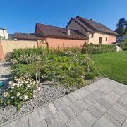 Štýlová výsadba v okrasnej záhrade - Precízne vybrané rastliny zabezpečujú súlad farieb a textúr, vďaka čomu je záhrada živá a atraktívna počas celého roka