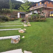Vidiecka okrasná záhrada - Realizácie záhrad - Zahrady.sk
