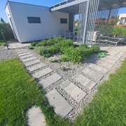 Vidiecka záhrada na mieru - Profesionálna realizácia záhrady s elegantnou terasou a pergolou
