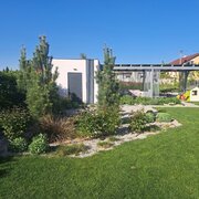 Záhrada na mieru s profesionálnou výsadbou rastlín – Navrhli sme výsadbu tak, aby poskytovala sezónnu farebnosť a zároveň bola nenáročná na údržbu.