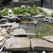 Záhradné jazierko z kameňov a fontánou